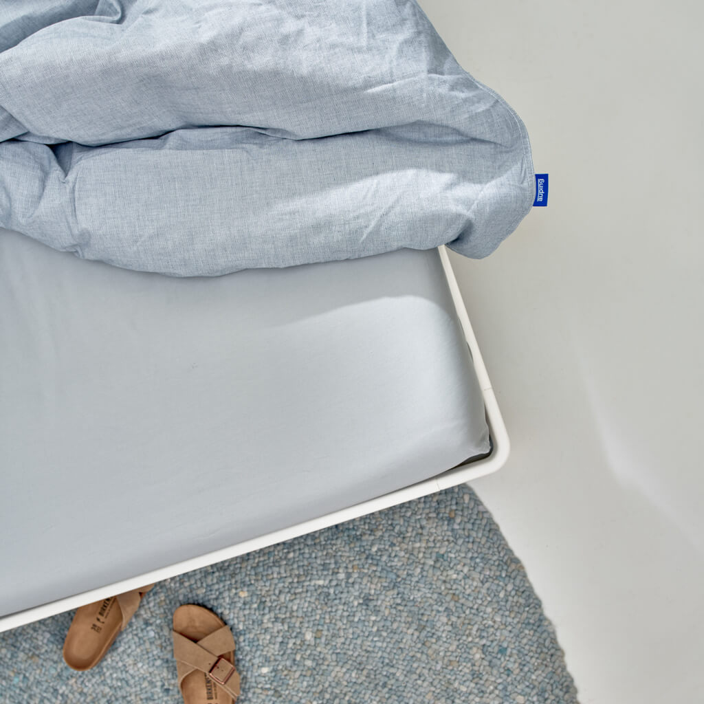 Satin 300 fitted sheet for top mattress corner